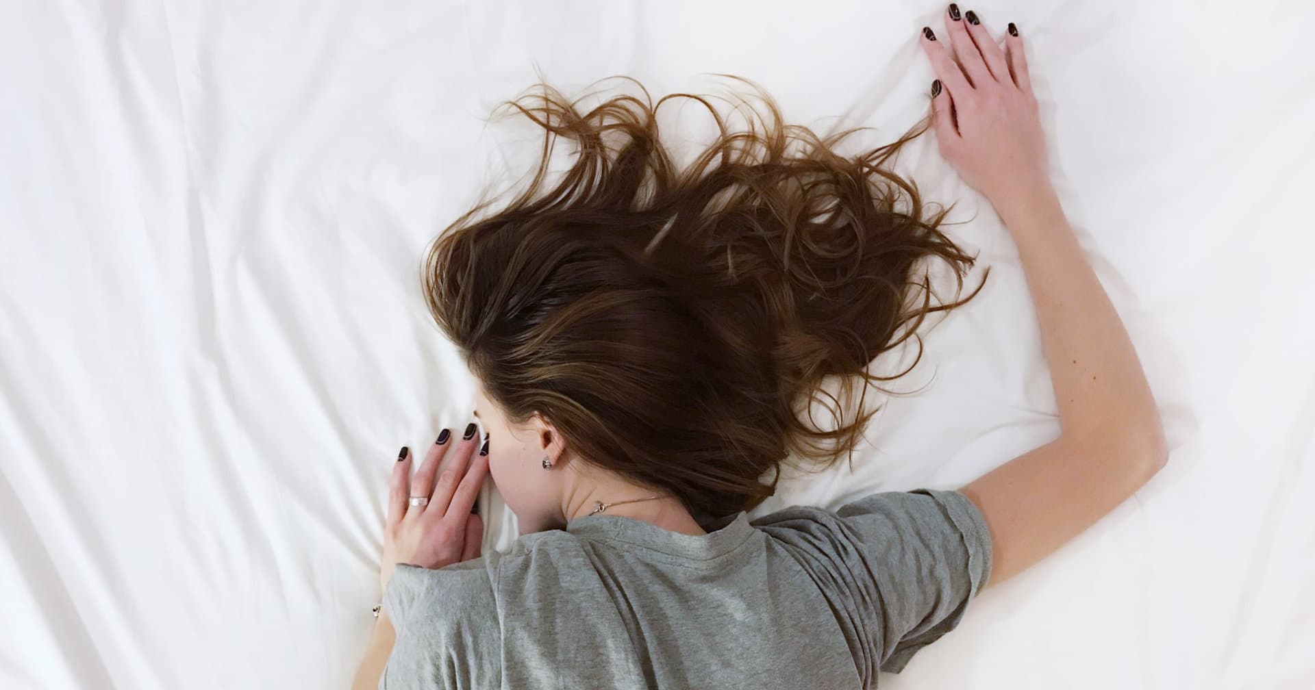  مضرات خوابیدن با موهای خیس